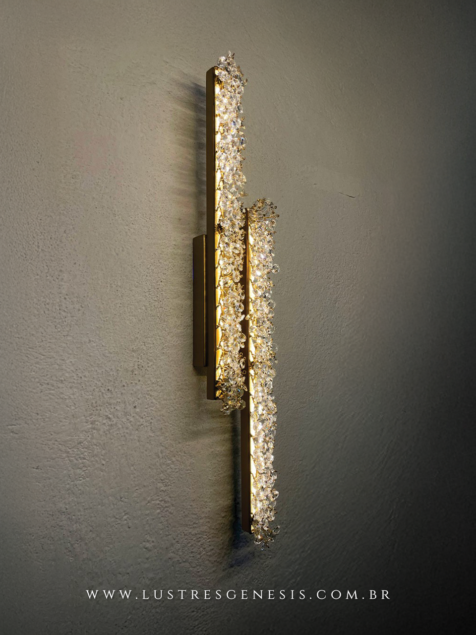 Arandela ou plafon de cristal Stretto duplo instalado em parede, com design moderno e ilumina&ccedil;&atilde;o sofisticada, ideal para quarto, cabeceira de cama, corredor e escadas.